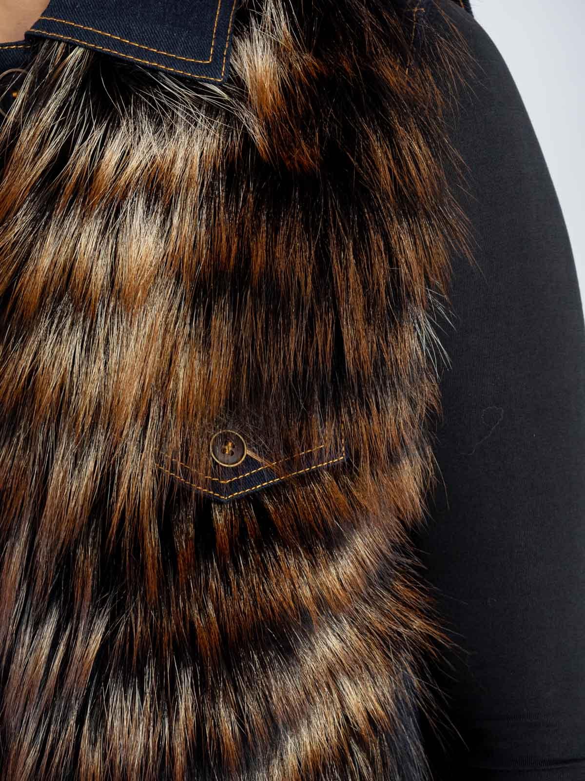 Жилет женский из текстиля и меха енота Мягкое Золото