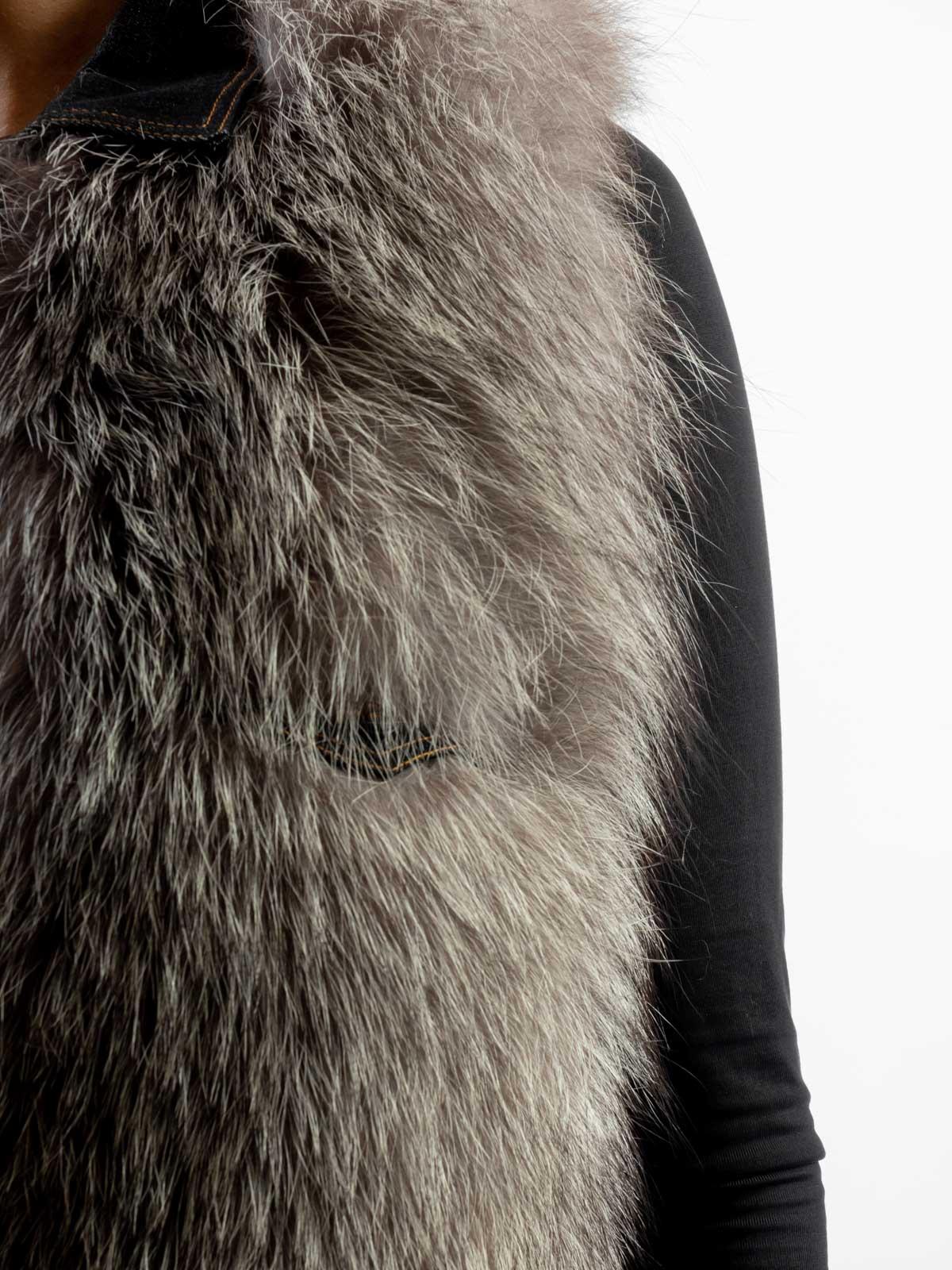 Жилет женский из текстиля и меха лисицы