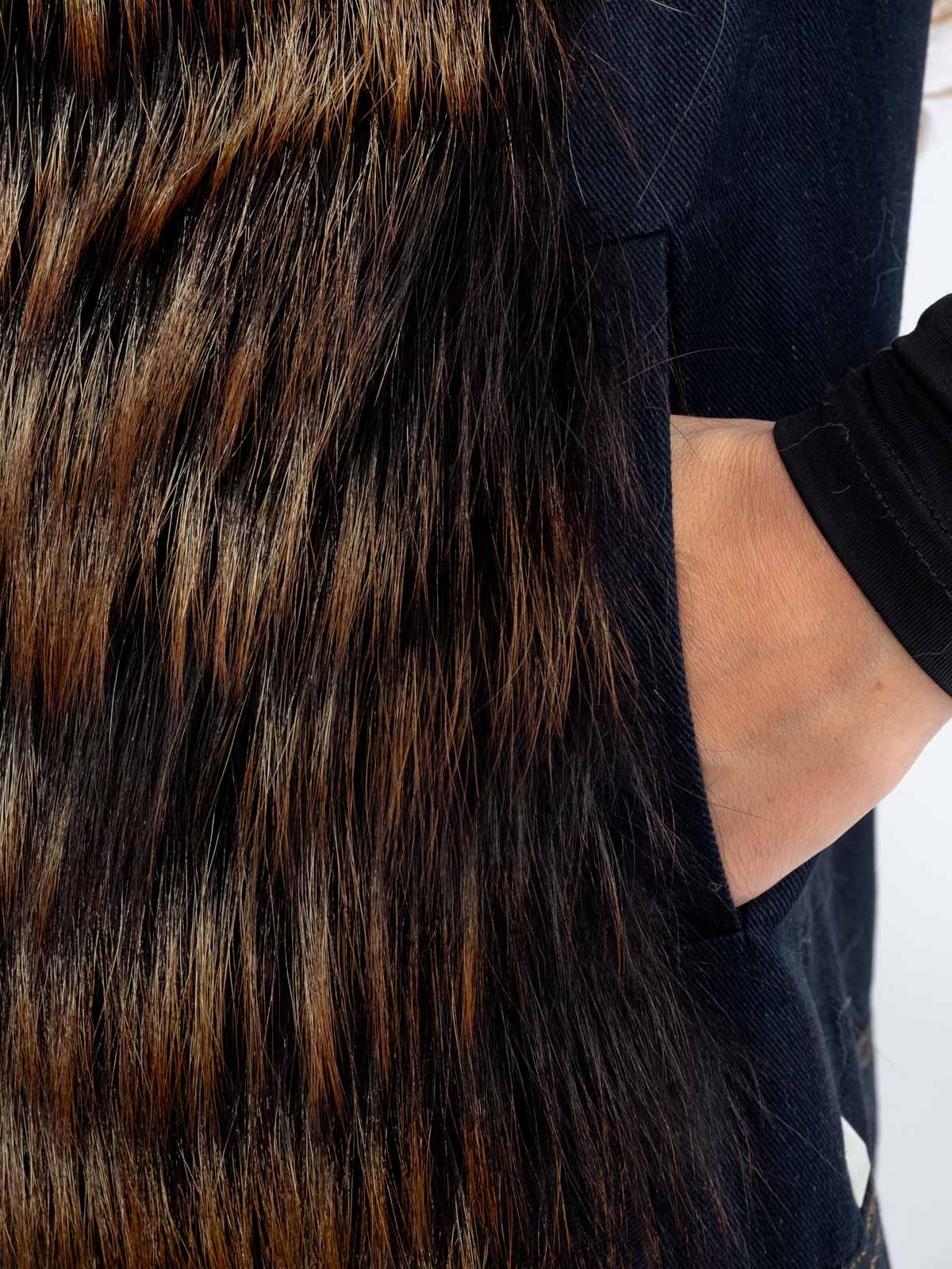 Жилет женский из текстиля и меха енота Мягкое Золото