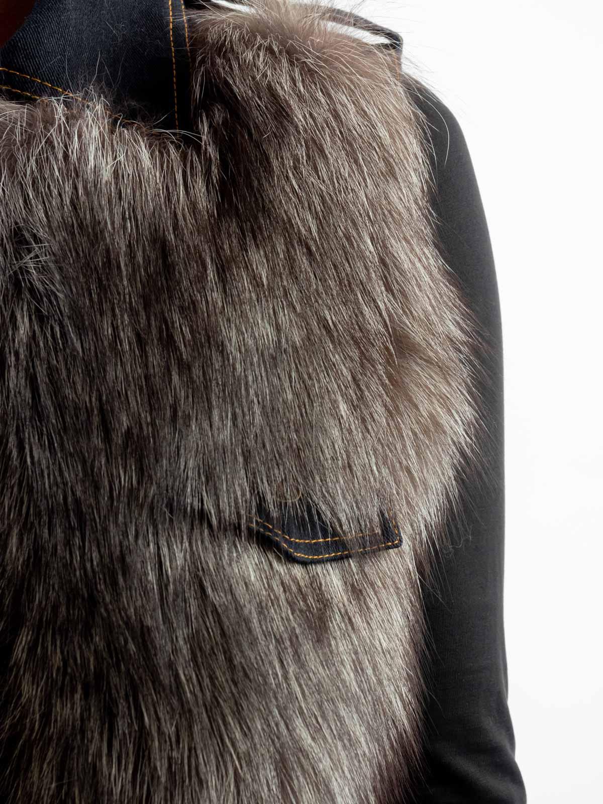 Жилет женский из текстиля и меха лисицы 